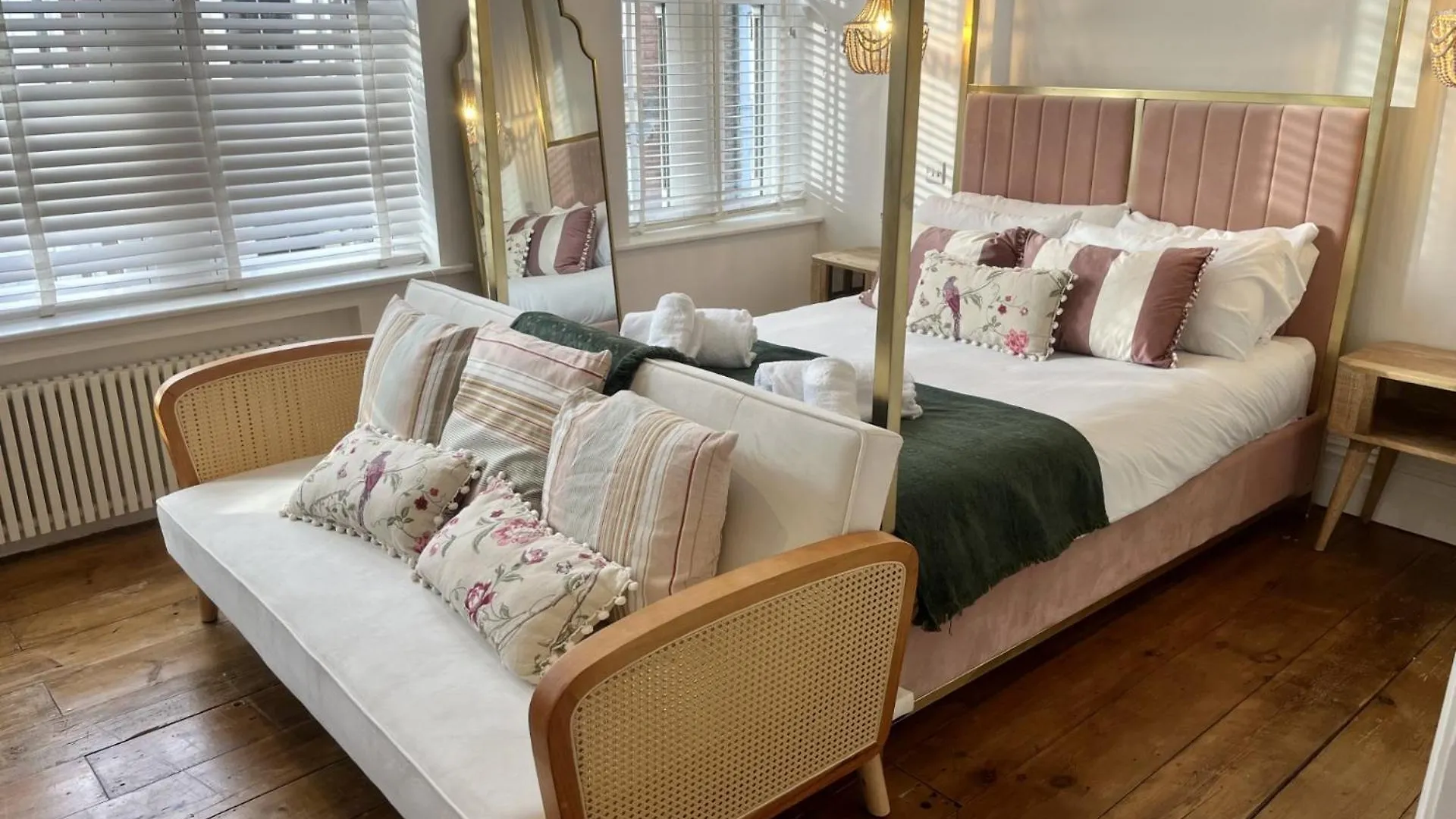 Stunning Four Bedroom Cardiff House 0*,